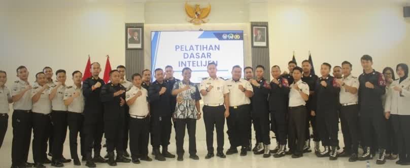 Foto: Petugas Rutan Kelas I Surabaya mengikuti pembekalan intelijen dan deteksi dini bersama Polsek Waru untuk mencegah gangguan keamanan.