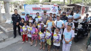 Foto: Humas Polrestabes Surabaya menyalurkan 75 paket sembako kepada warga dan anak-anak di sekitar Makam Kembang Kuning dalam rangka HUT ke-75 Humas Polri.