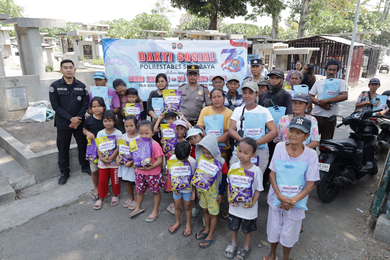Foto: Humas Polrestabes Surabaya menyalurkan 75 paket sembako kepada warga dan anak-anak di sekitar Makam Kembang Kuning dalam rangka HUT ke-75 Humas Polri.