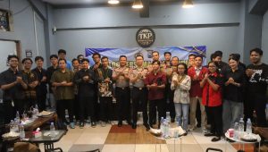 Foto: Kapolres Madiun dan Kapolres Madiun Kota berdialog bersama BEM Madiun dan organisasi mahasiswa Cipayung Plus dalam kegiatan ngopi bareng untuk memperkuat kamtibmas.