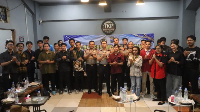 Foto: Kapolres Madiun dan Kapolres Madiun Kota berdialog bersama BEM Madiun dan organisasi mahasiswa Cipayung Plus dalam kegiatan ngopi bareng untuk memperkuat kamtibmas.