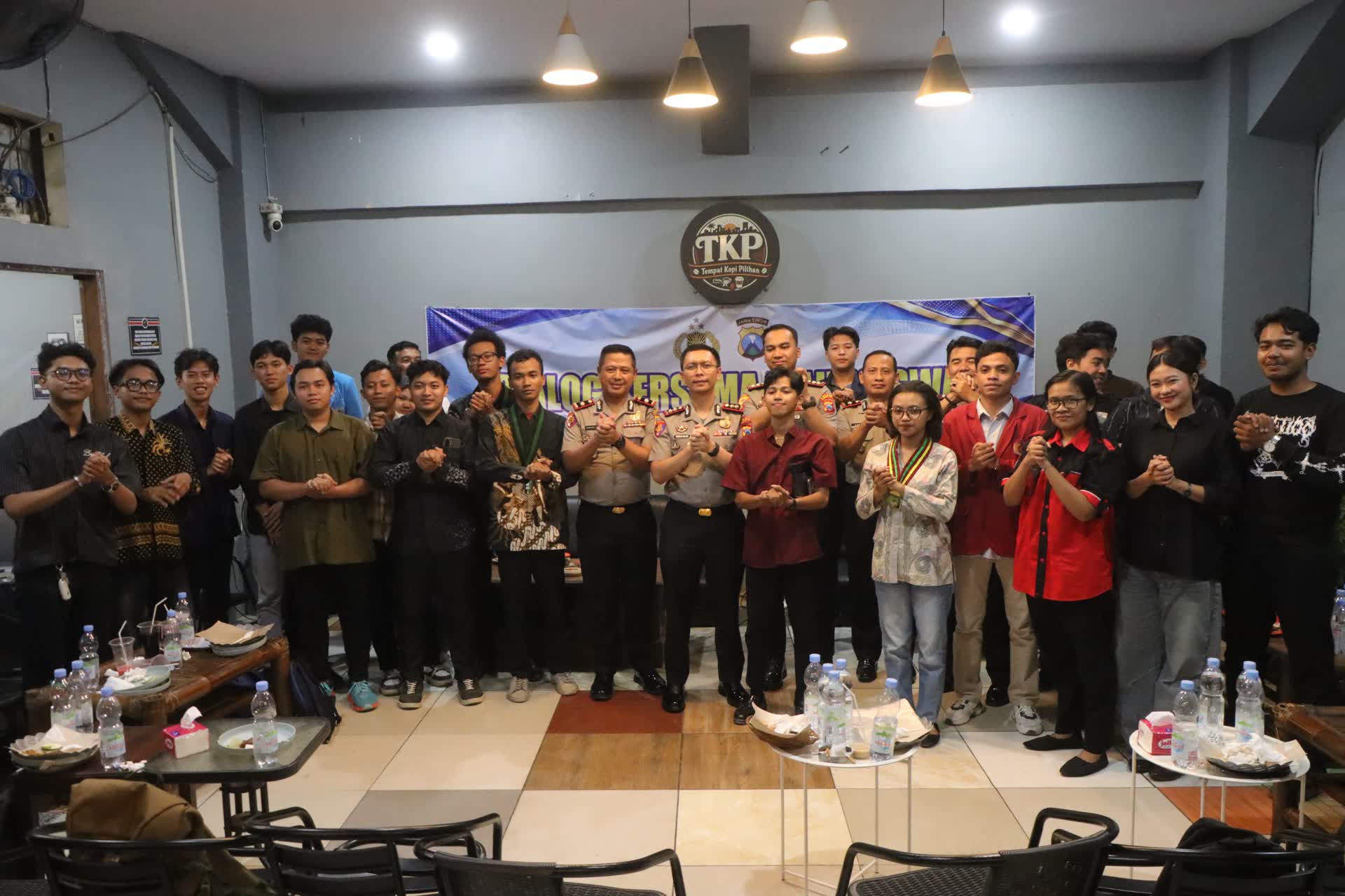 Foto: Kapolres Madiun dan Kapolres Madiun Kota berdialog bersama BEM Madiun dan organisasi mahasiswa Cipayung Plus dalam kegiatan ngopi bareng untuk memperkuat kamtibmas.