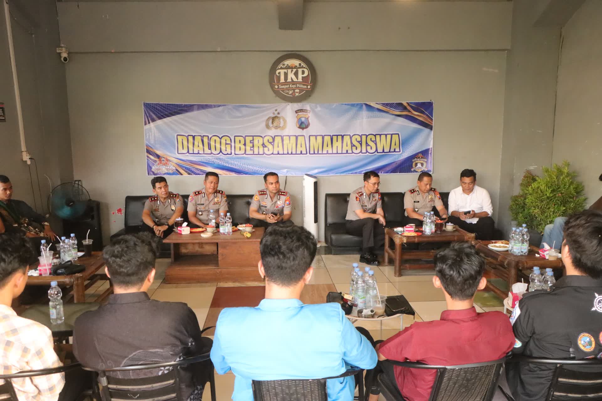 Foto: Kapolres Madiun dan Kapolres Madiun Kota berdialog bersama BEM Madiun dan organisasi mahasiswa Cipayung Plus dalam kegiatan ngopi bareng untuk memperkuat kamtibmas.