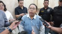 Foto: Keluarga almarhum Thomas menuntut keadilan dalam persidangan dugaan penganiayaan di Pengadilan Negeri Surabaya.