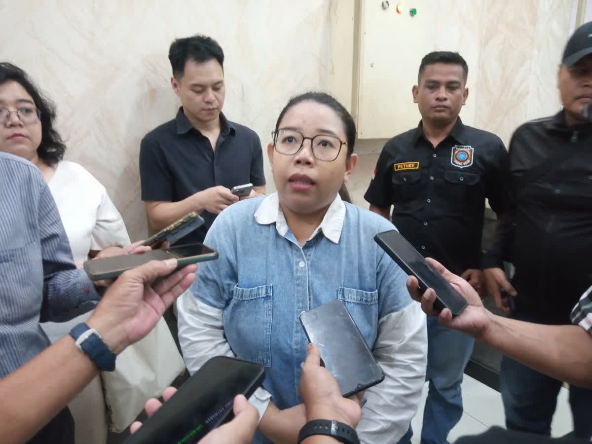Foto: Keluarga almarhum Thomas menuntut keadilan dalam persidangan dugaan penganiayaan di Pengadilan Negeri Surabaya.