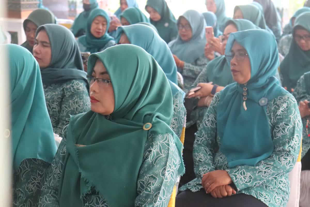 Foto: Wakil Bupati Madiun Purnomo Hadi bersama Ketua TP PKK Kabupaten Madiun Erni Hari Wuryanto dalam pembekalan HKG PKK di Pendopo Muda Graha.
