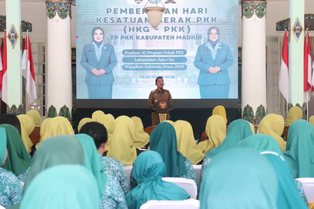 Foto: Wakil Bupati Madiun Purnomo Hadi bersama Ketua TP PKK Kabupaten Madiun Erni Hari Wuryanto dalam pembekalan HKG PKK di Pendopo Muda Graha.