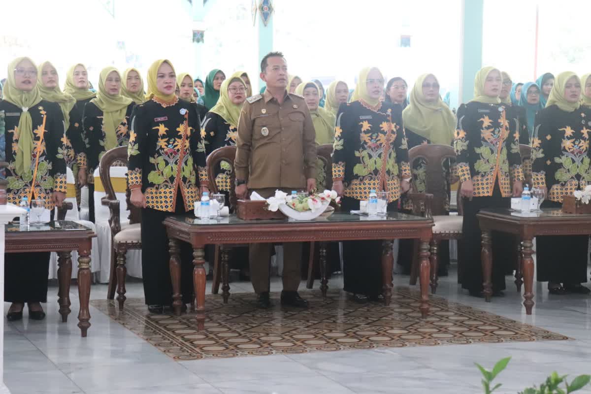 Foto: Wakil Bupati Madiun Purnomo Hadi bersama Ketua TP PKK Kabupaten Madiun Erni Hari Wuryanto dalam pembekalan HKG PKK di Pendopo Muda Graha.