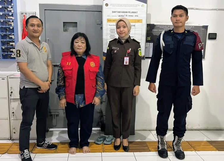 Foto: Tim Tabur Kejari Surabaya menangkap terpidana kasus penipuan Nunik Indah Rini di Surabaya Barat.