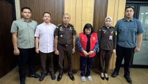 Foto: Tim Tabur Kejari Surabaya menangkap terpidana kasus penipuan Nunik Indah Rini di Surabaya Barat.