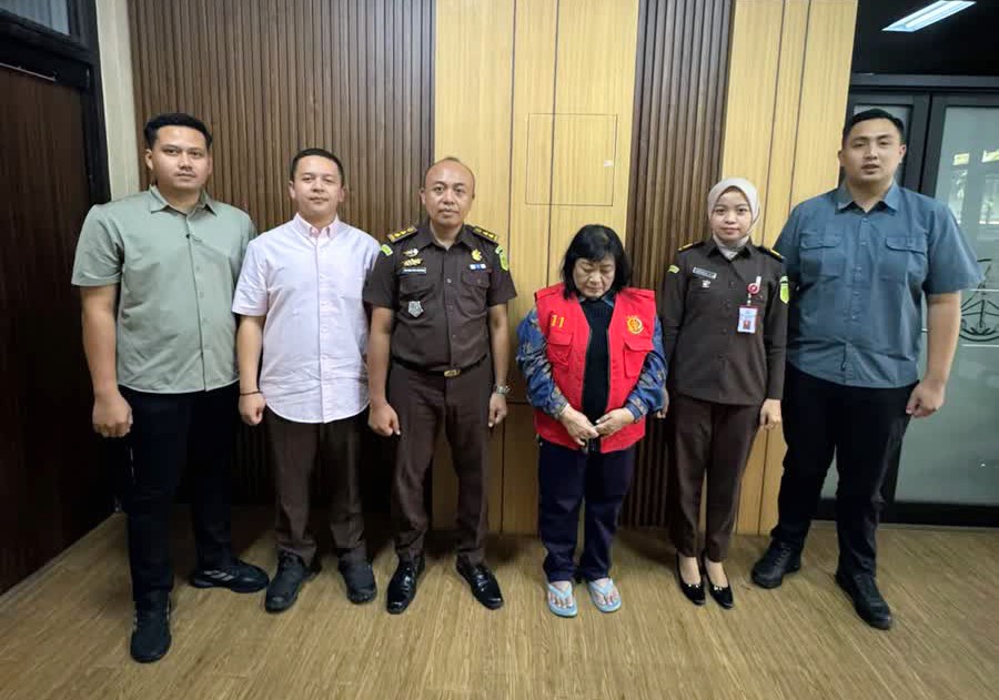 Foto: Tim Tabur Kejari Surabaya menangkap terpidana kasus penipuan Nunik Indah Rini di Surabaya Barat.
