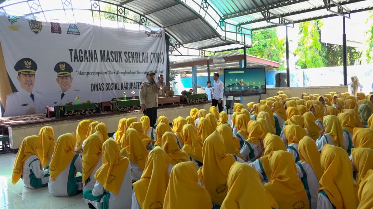 Foto: Wakil Bupati Madiun dan anggota Tagana memberikan edukasi kesiapsiagaan bencana kepada siswa SMPN 2 Geger dalam program Tagana Masuk Sekolah.