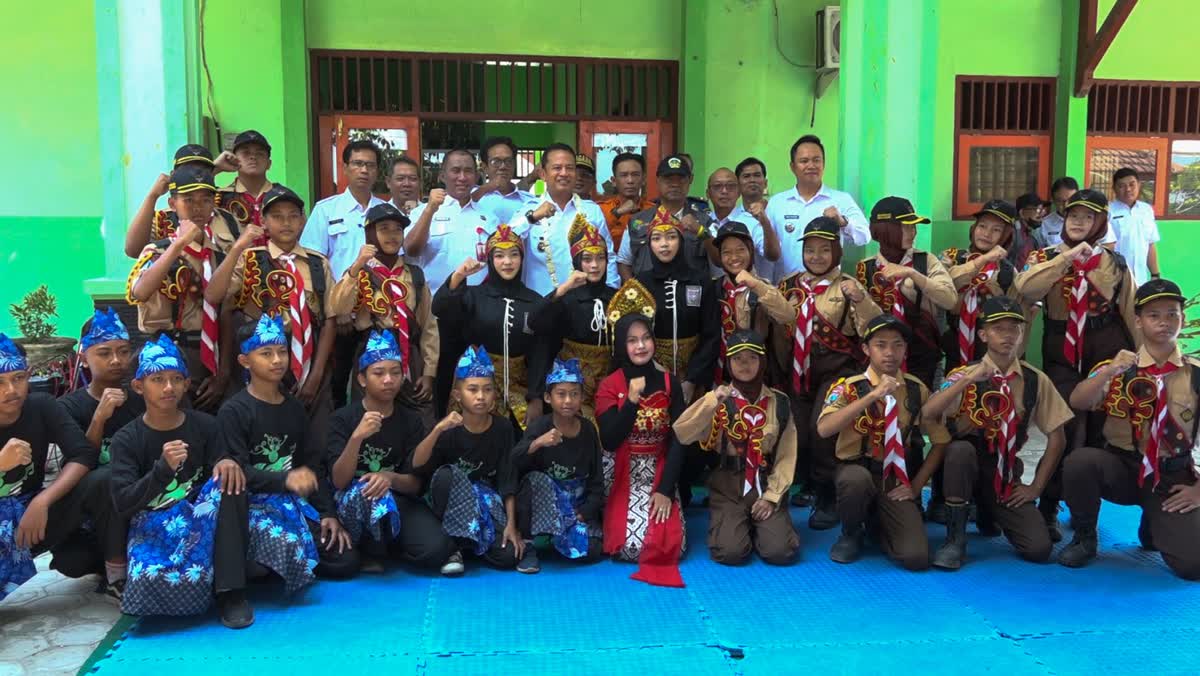 Foto: Wakil Bupati Madiun dan anggota Tagana memberikan edukasi kesiapsiagaan bencana kepada siswa SMPN 2 Geger dalam program Tagana Masuk Sekolah.