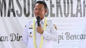 Foto: Wakil Bupati Madiun dan anggota Tagana memberikan edukasi kesiapsiagaan bencana kepada siswa SMPN 2 Geger dalam program Tagana Masuk Sekolah.