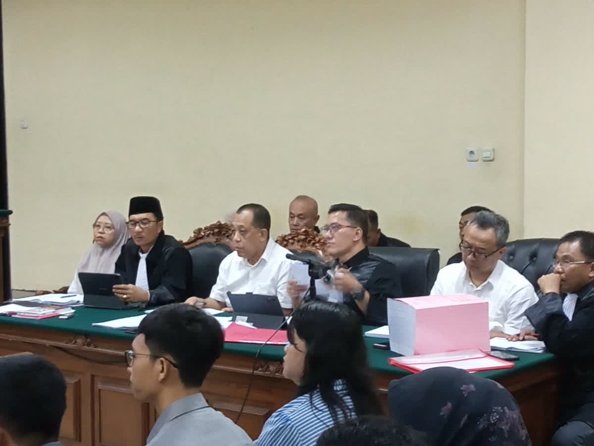 Foto: Persidangan perkara dugaan korupsi di lingkungan Dinas ESDM Jawa Timur dengan agenda pemeriksaan saksi terkait aliran uang dan perizinan pertambangan.