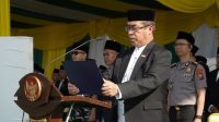 Foto: Bupati Madiun Hari Wuryanto memimpin upacara peringatan Hari Santri Nasional 2026 di Pendopo Ronggo Djoemeno Kabupaten Madiun.