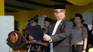 Foto: Bupati Madiun Hari Wuryanto memimpin upacara peringatan Hari Santri Nasional 2026 di Pendopo Ronggo Djoemeno Kabupaten Madiun.