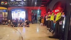 Foto: Petugas gabungan Polda Jatim melakukan razia narkoba di tempat hiburan malam Surabaya, termasuk kawasan Tunjungan Plaza.