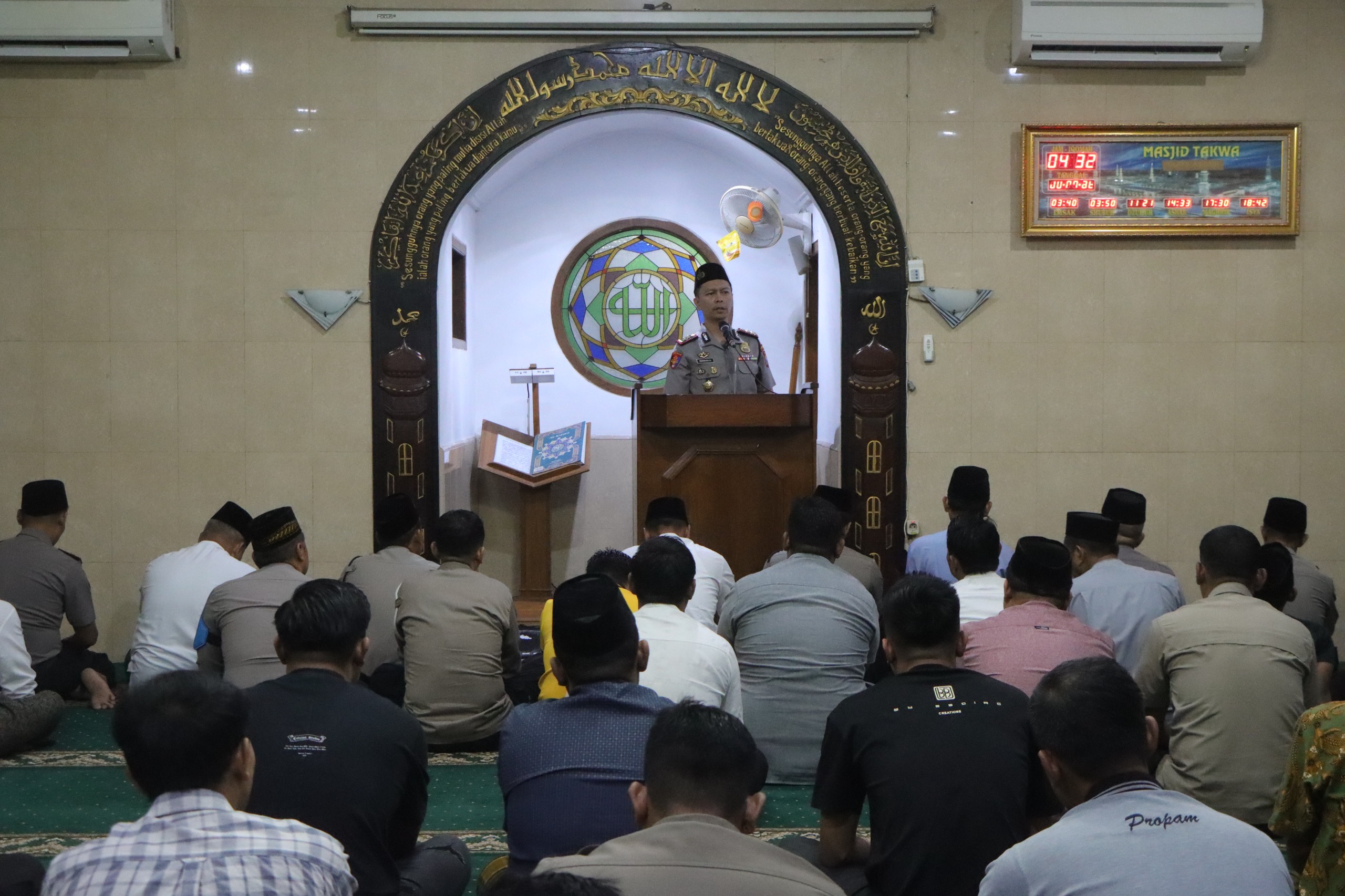 Foto: Kapolres Madiun AKBP Ridwan Maliki mengikuti kegiatan Subuh Keliling bersama masyarakat di Masjid Taqwa.