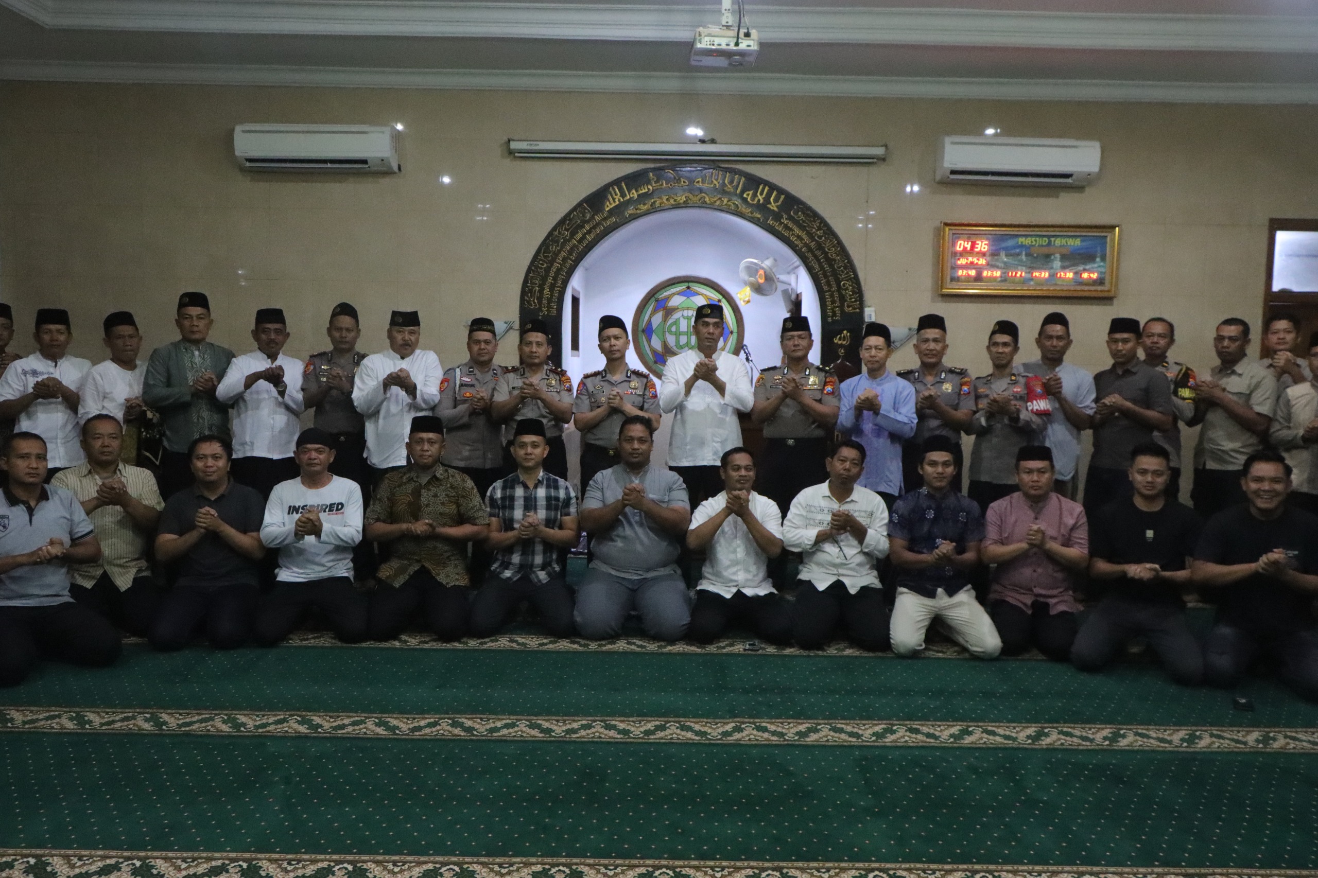 Foto: Kapolres Madiun AKBP Ridwan Maliki mengikuti kegiatan Subuh Keliling bersama masyarakat di Masjid Taqwa.