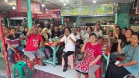 Foto: Abah Budi Leksono mendorong penataan PKL Wisata Kuliner RIA di Jalan Embong Blimbing Surabaya agar memperhatikan keberlangsungan ekonomi pedagang.
