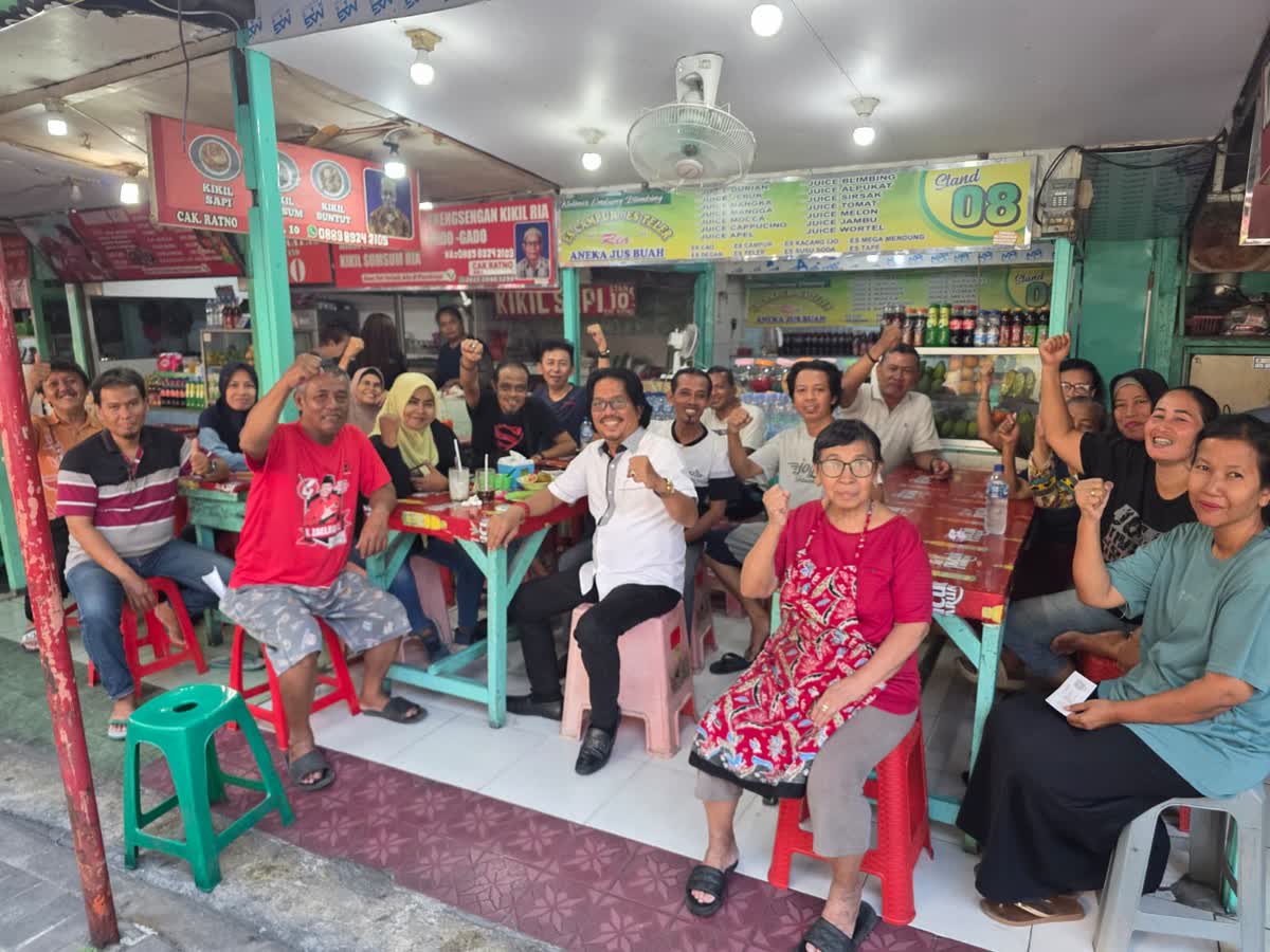 Foto: Abah Budi Leksono mendorong penataan PKL Wisata Kuliner RIA di Jalan Embong Blimbing Surabaya agar memperhatikan keberlangsungan ekonomi pedagang.