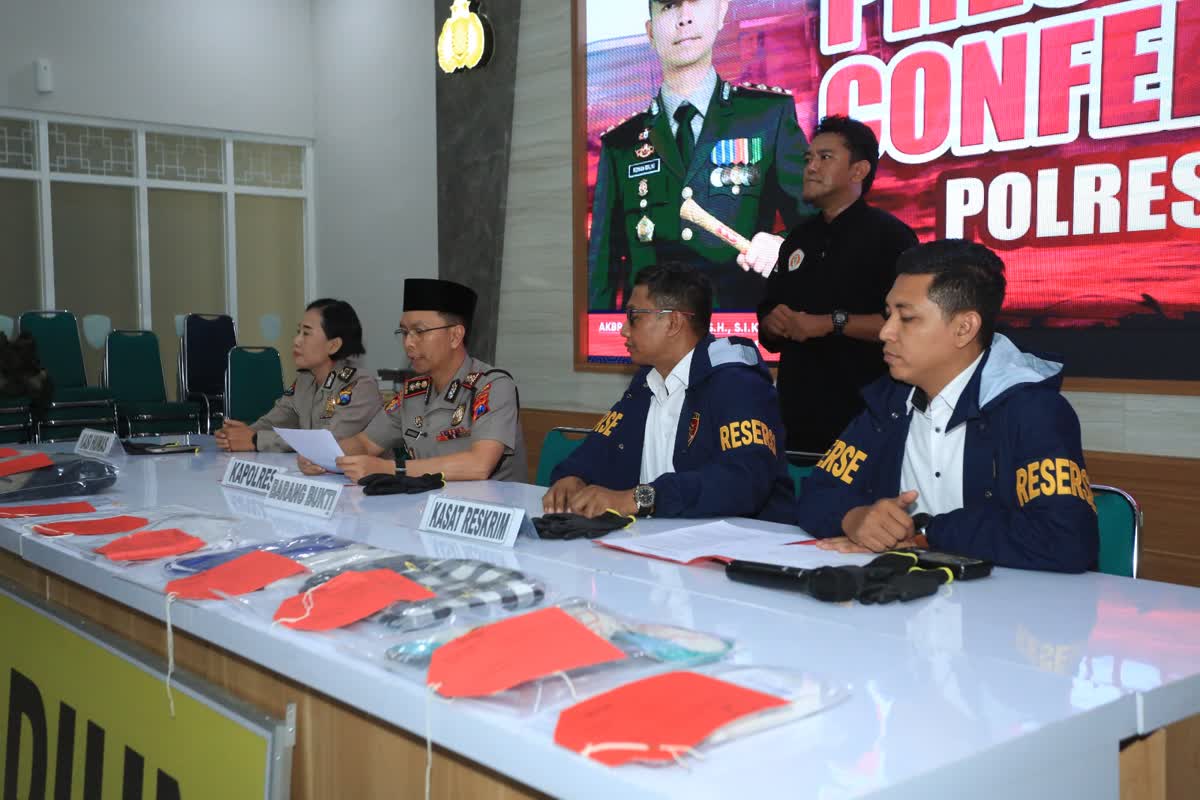 Foto: Kapolres Madiun AKBP Ridwan Maliki saat menyampaikan pengungkapan enam perkara dugaan pencurian dalam Operasi Sikat Semeru 2026.
