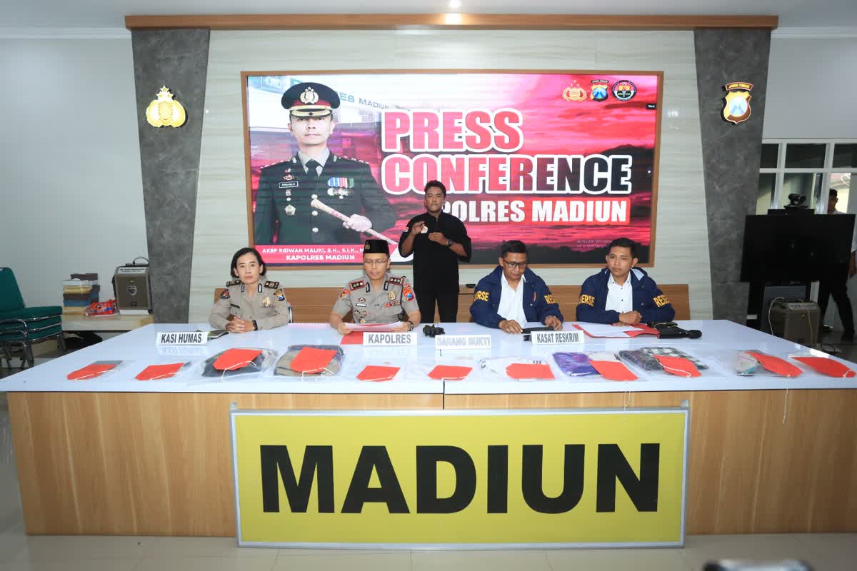 Foto: Kapolres Madiun AKBP Ridwan Maliki saat menyampaikan pengungkapan enam perkara dugaan pencurian dalam Operasi Sikat Semeru 2026.