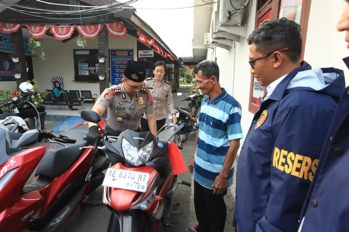 Foto: Kapolres Madiun AKBP Ridwan Maliki saat menyampaikan pengungkapan enam perkara dugaan pencurian dalam Operasi Sikat Semeru 2026.
