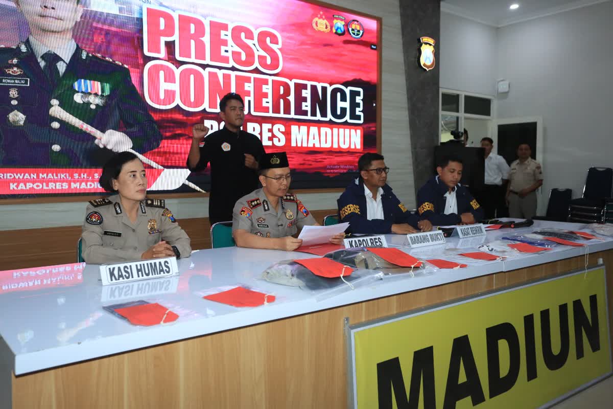 Foto: Kapolres Madiun AKBP Ridwan Maliki saat menyampaikan pengungkapan enam perkara dugaan pencurian dalam Operasi Sikat Semeru 2026.