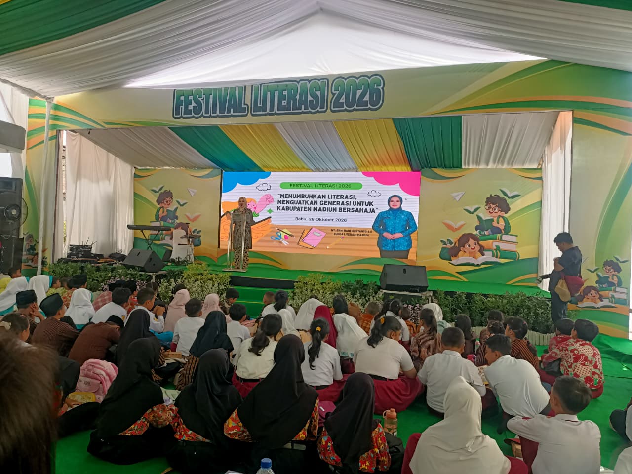 Foto: Bunda Literasi Kabupaten Madiun Erni Hari Wuryanto mengunjungi Festival Literasi 2026 di Gedung Perpustakaan Kabupaten Madiun