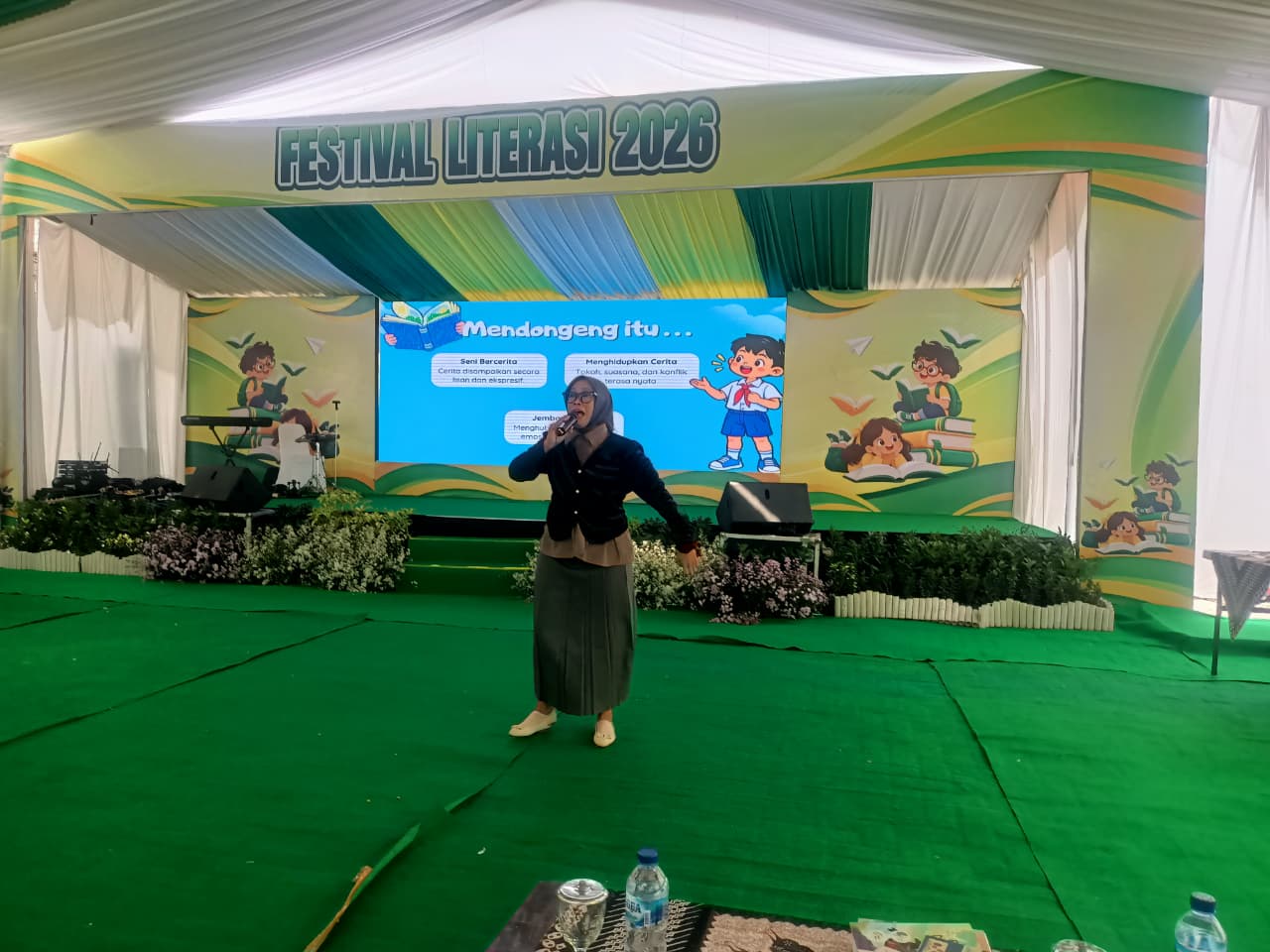 Foto: Bunda Literasi Kabupaten Madiun Erni Hari Wuryanto mengunjungi Festival Literasi 2026 di Gedung Perpustakaan Kabupaten Madiun