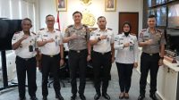 Foto: Karutan Kelas I Surabaya Tristiantoro Adi Wibowo bersama jajaran pemasyarakatan bertemu Kapolresta Sidoarjo AKBP Bobby Adimas Chandra Putra. Foto: Karutan Kelas I Surabaya Tristiantoro Adi Wibowo bersama jajaran pemasyarakatan bertemu Kapolresta Sidoarjo AKBP Bobby Adimas Chandra Putra.