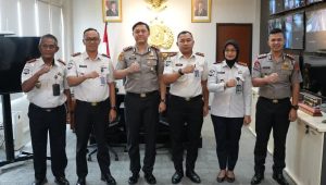 Foto: Karutan Kelas I Surabaya Tristiantoro Adi Wibowo bersama jajaran pemasyarakatan bertemu Kapolresta Sidoarjo AKBP Bobby Adimas Chandra Putra.