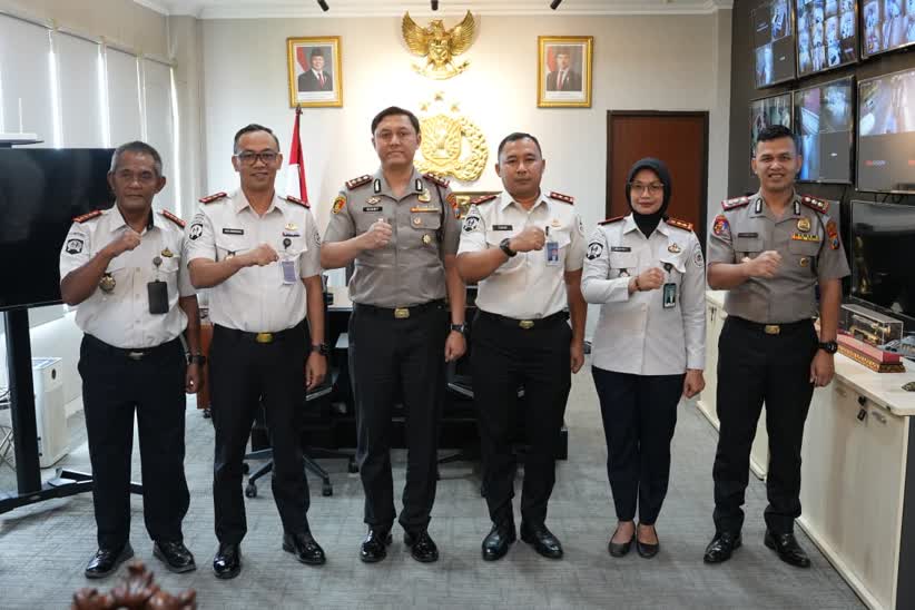 Foto: Karutan Kelas I Surabaya Tristiantoro Adi Wibowo bersama jajaran pemasyarakatan bertemu Kapolresta Sidoarjo AKBP Bobby Adimas Chandra Putra.