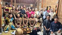 Foto: Pertunjukan seni Dongkrek Kabupaten Madiun dalam kegiatan muhibah budaya di Sanggar Seni Oemah Pentol, Kulon Progo, Oktober 2026. Foto: Pertunjukan seni Dongkrek Kabupaten Madiun dalam kegiatan muhibah budaya di Sanggar Seni Oemah Pentol, Kulon Progo, Oktober 2026.