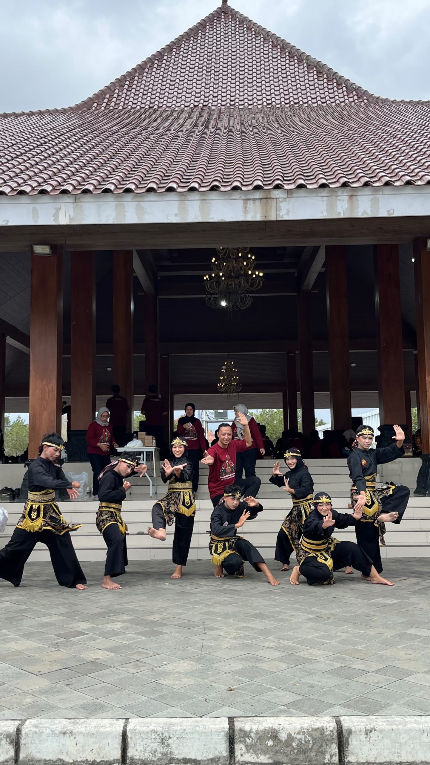 Foto: Pertunjukan seni Dongkrek Kabupaten Madiun dalam kegiatan muhibah budaya di Sanggar Seni Oemah Pentol, Kulon Progo, Oktober 2026.