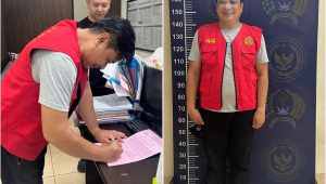 Foto: Tim Tabur Kejari Surabaya mengamankan DPO kasus fidusia Oktafranus Katili di Gorontalo.