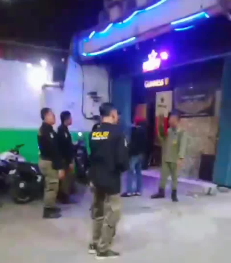 Foto: Petugas gabungan Satpol PP dan kepolisian menyegel Cafe Arjuna Bravo di Jalan Kenjeran 169, Tambaksari, Surabaya.